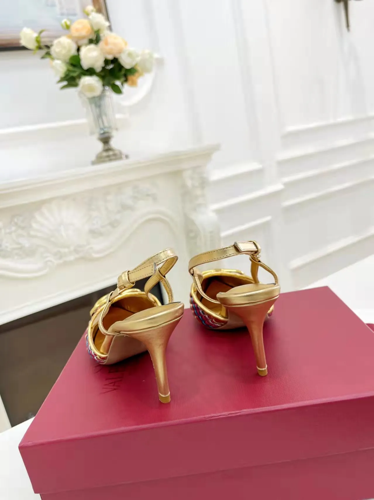 👟👟Ex-factory price 440👟👟 Genuine leather sole +40 Top version 𝑉𝐴𝐿𝐸𝑁𝑇𝐼𝑁𝑂 Valentino new spring and summer women's 5⃣️color empty back sandals. The unique [V family hand-woven] brings out a full sense of high-end, and the new season will live up to expectations! Worth buying★Absolutely high-grade❥Original method, Absolutely sensual❥Elegant style, creating a different feeling, simple and elegant style!  Code number: 35-41 (34-42 is custom-made and non-returnable) Inner lining: Sheepskin lining Heel height: 7.5 cm Leather outsole + 40 rubber outsole
